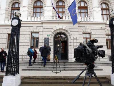 Po slovenski ustavi so sojenja javna. V praksi se vsakdo lahko udeleži sodnih obravnav, posamezna sodi&scaron;ča pa svoje sodbe kljub temu skrivajo pred javnostjo.&nbsp;