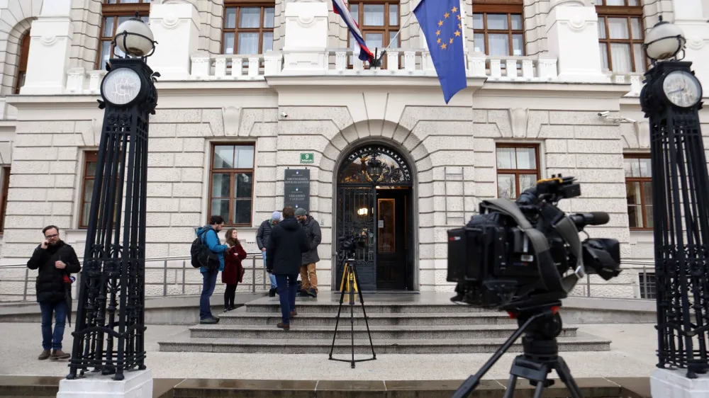 Po slovenski ustavi so sojenja javna. V praksi se vsakdo lahko udeleži sodnih obravnav, posamezna sodi&scaron;ča pa svoje sodbe kljub temu skrivajo pred javnostjo.&nbsp;