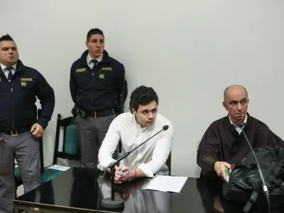 Stefan Cakić in zagovornik odvetnik Gorazd Fi&scaron;er- 17.01.2018 &ndash; predobravnavni narok - sojenje Stefanu Cakiću, obtoženemu uboja igralca Ga&scaron;perja Tiča //FOTO: Luka Cjuha.