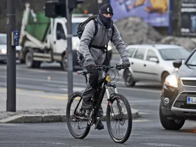 kolesar - obrazna maska za za&scaron;čito pred vetrom in mrazom- kolesarjenje meseca Decembra 2012 - //FOTO: Luka Cjuha 