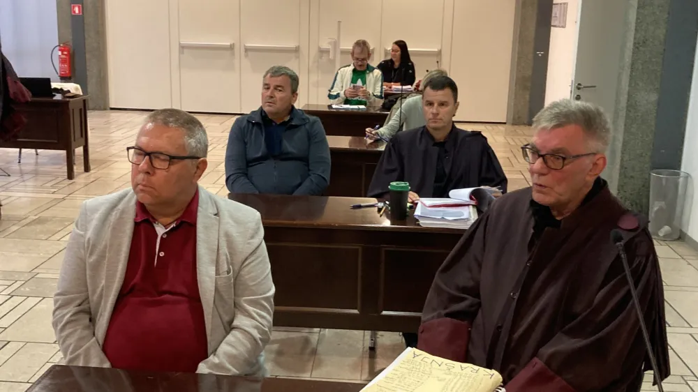 Pri krivdi Gregorja Kra&scaron;nje (v prvi klopi levo) in Zdenka Žinkovića (levi v drugi klopi) tožilec &scaron;e vedno vztraja. 