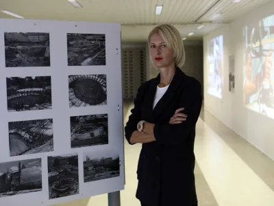 kuratorica razstave dr. Tina Potočnik, konservatorka Zavoda za varstvo kulturne dedi&scaron;čine Slovenije, ZVKDS, <br><br>- 11.10.2023 &ndash; Galerija TR3 - razstava KONS&ndash;TR&sup3; Konstrukcija nove ere, - razstava o ključni arhitekturni stvaritvi slovenskega modernizma, kompleksu na Trgu republike v Ljubljani,<br><br>//FOTO: Tomaž Skale<br>