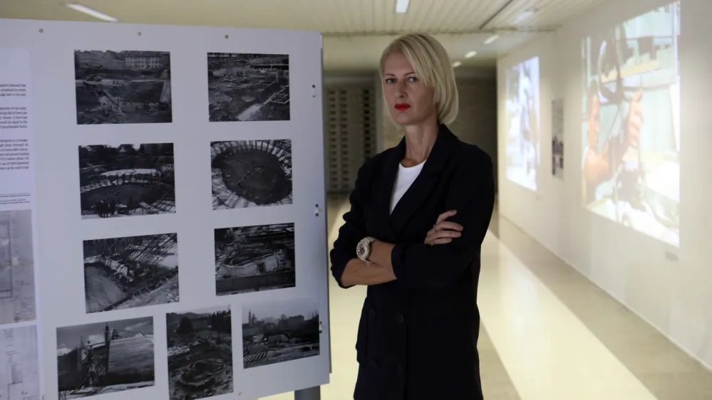 kuratorica razstave dr. Tina Potočnik, konservatorka Zavoda za varstvo kulturne dedi&scaron;čine Slovenije, ZVKDS, <br><br>- 11.10.2023 &ndash; Galerija TR3 - razstava KONS&ndash;TR&sup3; Konstrukcija nove ere, - razstava o ključni arhitekturni stvaritvi slovenskega modernizma, kompleksu na Trgu republike v Ljubljani,<br><br>//FOTO: Tomaž Skale<br>