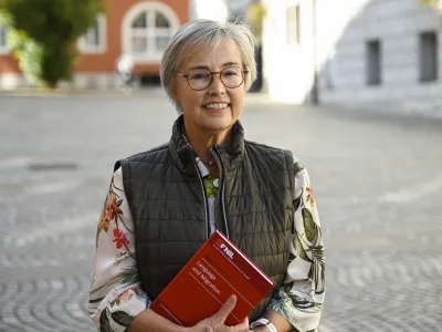 Sabine Kirchmeier, danska jezikoslovka in predsednica EFNIL: Na Danskem ima več kot &scaron;estdeset odstotkov industrijskih podjetij angle&scaron;čino za sporazumevalni jezik,
v znanosti pa se na danskih univerzah skoraj vsi predmeti na magistrski stopnji poučujejo v angle&scaron;čini.&nbsp;