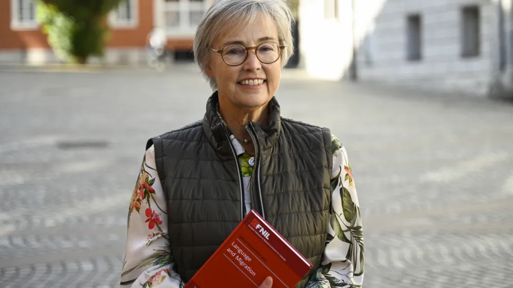 Sabine Kirchmeier, danska jezikoslovka in predsednica EFNIL: Na Danskem ima več kot &scaron;estdeset odstotkov industrijskih podjetij angle&scaron;čino za sporazumevalni jezik,
v znanosti pa se na danskih univerzah skoraj vsi predmeti na magistrski stopnji poučujejo v angle&scaron;čini.&nbsp;