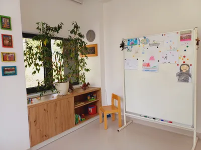 Ena od prostornih in svetlih ambulant v Centru za du&scaron;evno zdravje otrok in mladostnikov v &Scaron;kofji Loki.&nbsp;