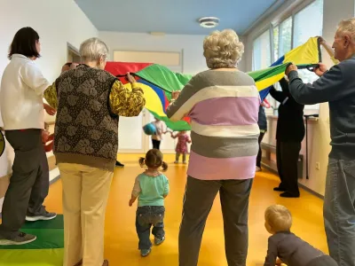 Malčki se starej&scaron;im radi pridružijo pri gibalnih uricah.&nbsp;