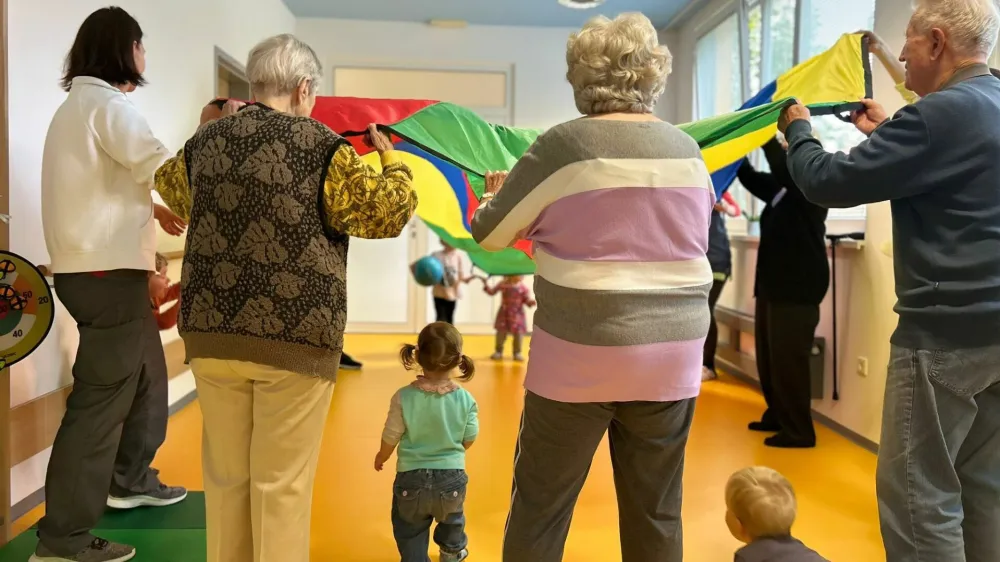 Malčki se starej&scaron;im radi pridružijo pri gibalnih uricah.&nbsp;