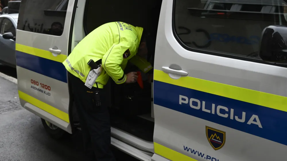 - preizkus alkoholiziranosti - alkotest, alkohol v prometu, policija - 06.12.2022 - policisti Postaje prometne policije Ljubljana vr&scaron;ili postopke preizkusov alkoholiziranosti voznikov v prometu na Kotnikovi ulici pred poslopjem Agencije za varnost prometa - //FOTO: Nik Erik Neubauer