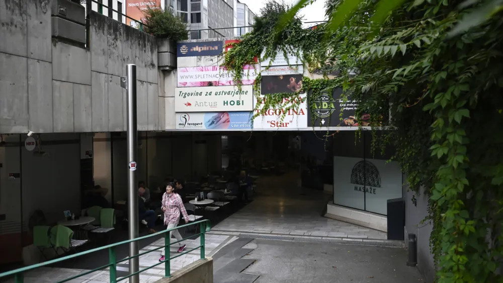 Življenje v podhodu Ajdov&scaron;čina ohranja le nekaj restavracij, trgovin in umetni&scaron;kih prostorov, sicer je to zapu&scaron;čen prostor.