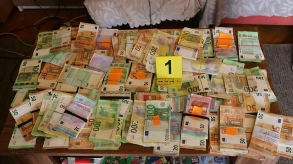 Večletna kriminalistična preiskava, pri kateri so sodelovale tudi druge države in Europol, je privedla do razbitja splitske narkotolpe. Policija je poleg drog in orožja v nedavnih hi&scaron;nih preiskavah zasegla tudi ogromne količine gotovine.