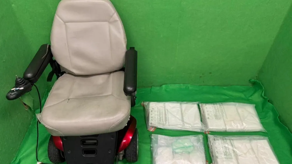 Invalidski vozički so zadnja leta priljubljeni in priročni pripomočki pri tihotapljenju drog. V soboto so na hongkon&scaron;kem letali&scaron;ču v enem od njih odkrili enajst kilogramov kokaina.&nbsp;