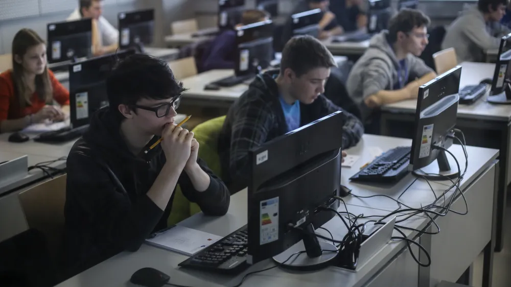 Pouk računalni&scaron;tva naj bi bil v osnovnih &scaron;olah uveden kot obvezni predmet, predlagajo na&scaron;i sogovorniki med ravnatelji. Fotografija je simbolična.