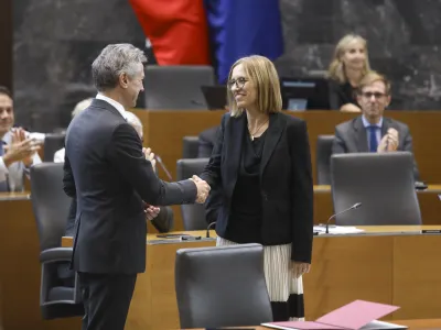 predsednik Vlade dr. Robert Golob in nova ministrica za zdravje Valentina Prevolnik Rupel,- 13.10.2023 &ndash; Državni zbor &ndash; 49. izredna seja DZ - odločali o predlogu kandidatke za novo ministrico za zdravje Valentine Prevolnik Rupel ter o predlogu za razre&scaron;itev ministrice za kmetijstvo, gozdarstvo in prehrano Irene &Scaron;inko; //FOTO: Luka Cjuha