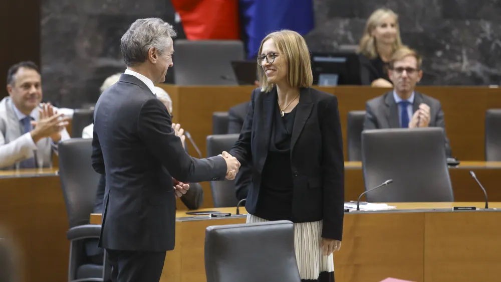 predsednik Vlade dr. Robert Golob in nova ministrica za zdravje Valentina Prevolnik Rupel,- 13.10.2023 &ndash; Državni zbor &ndash; 49. izredna seja DZ - odločali o predlogu kandidatke za novo ministrico za zdravje Valentine Prevolnik Rupel ter o predlogu za razre&scaron;itev ministrice za kmetijstvo, gozdarstvo in prehrano Irene &Scaron;inko; //FOTO: Luka Cjuha