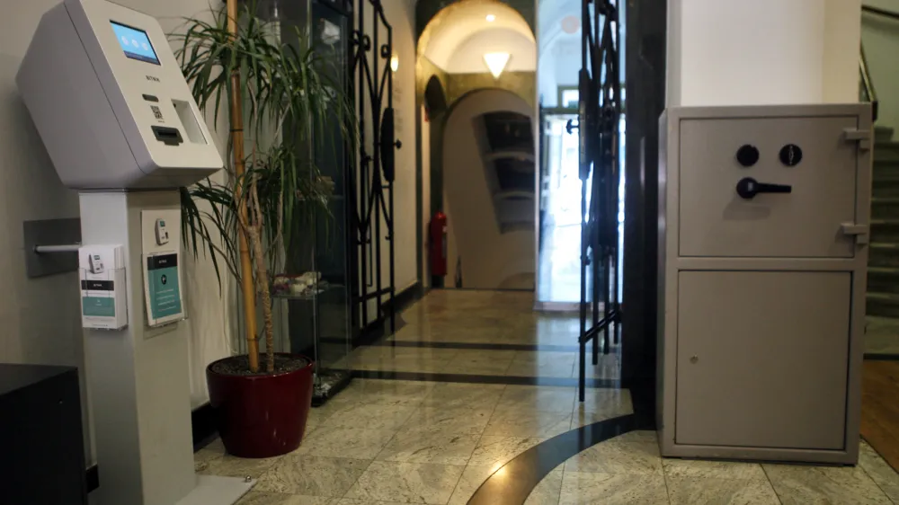 - železna blagajna - trezor- 20.05.2014 - prva Bitnik Lamassu naprava za nakup Bitcoinov v Sloveniji - globalna valuta Bitcoin - elektronski denar, ki ga lahko preko interneta in brez posrednikov po&scaron;iljamo drugim osebam po vsem svetu - Hostel Tresor, Čopova 38 v Ljubljani//FOTO: Bojan Velikonja