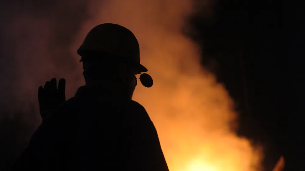 Metal Ravne, d. o. o., Ravne na Koro&scaron;kem - podjetje za proizvodnjo dolgih proizvodov in je eno izmed družb skupine SIJ - Slovenska industrija Jekla, - jeklarna - proizvodnja jekla, <br>- ilustrativna fotografija - - jeklar<br><br><br>//FOTO: OPOMBA: ZA OBJAVO V SOBOTNI PRILOGI DNEVNIK&ndash; REPORTAŽA