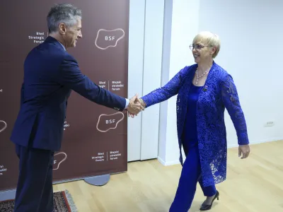 Odnos med predsednico republike Nata&scaron;o Pirc Musar in premierjem Robertom Golobom je bil oktobra že večkrat na preizku&scaron;nji. Po vljudnostnih nasme&scaron;kih letijo pu&scaron;čice.&nbsp;