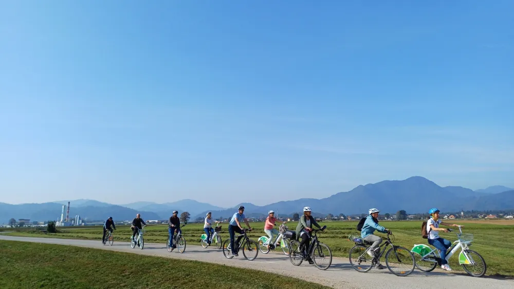 Povezava sredi&scaron;ča &Scaron;kofje Loke in njenega zaledja z nadaljevanjem proti Kranju je za kolesarje privlačnej&scaron;a in uporabnej&scaron;a.