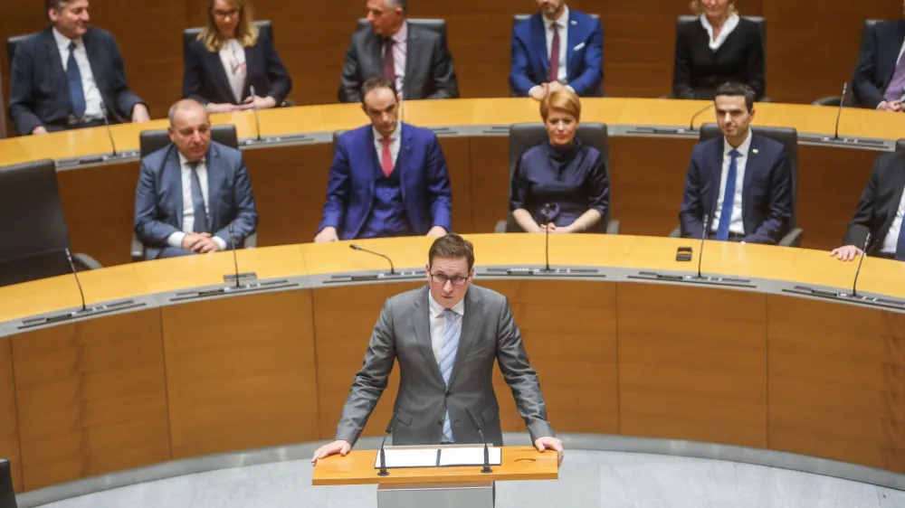 Morebitni novi stari minister za javno upravo Bo&scaron;tjan Koritnik je prvič zaprisegel kot minister tega resorja v času vlade Janeza Jan&scaron;e.&nbsp;