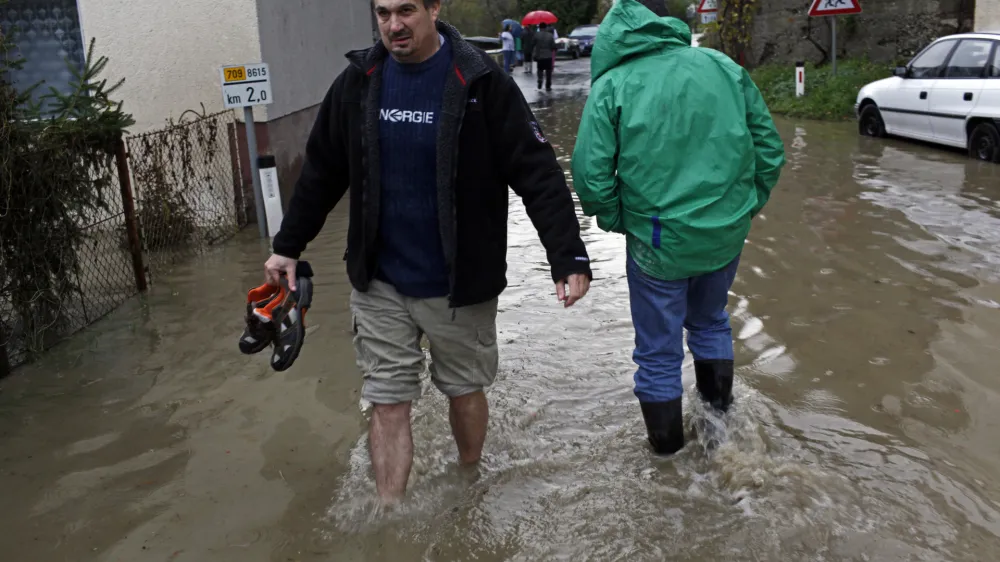 Malečnik- Poplave 2012 - reka Drava prestopila bregove zaradi dviga zapornic na avstrijski strani //FOTO: Jaka Gasar