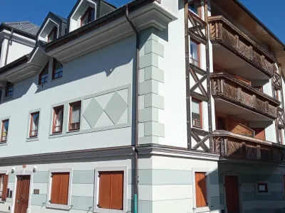 Lesnina" in nekdanji hotel Slavec, aparthotela v KRG, kjer so stanovanja...