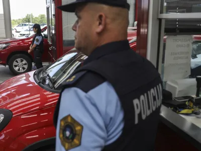 mejna policija, množičen prehod meje, dokazovanje lastni&scaron;tva - 22.05.2020 - Mednarodni mejni prehod Dragonja / Slovensko &ndash; Hrva&scaron;ka meja v času koronavirus COVID-19 //FOTO: Jaka Gasar