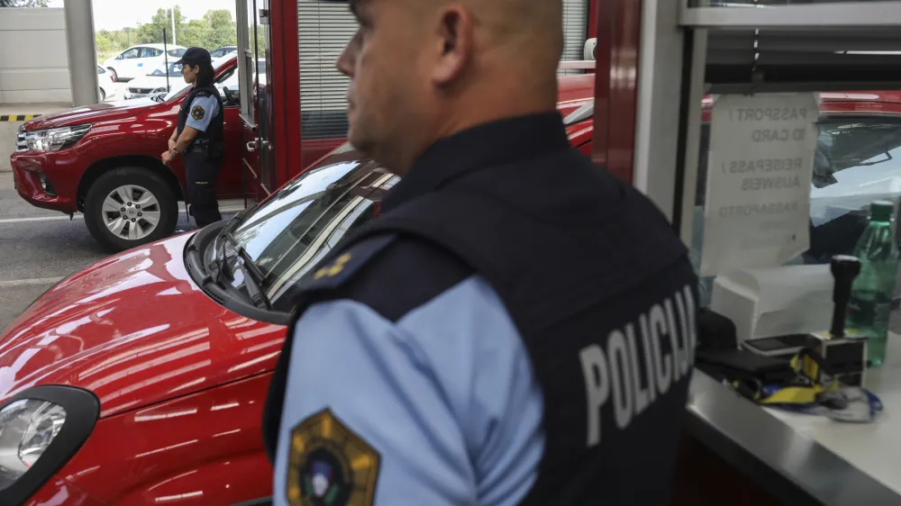mejna policija, množičen prehod meje, dokazovanje lastni&scaron;tva - 22.05.2020 - Mednarodni mejni prehod Dragonja / Slovensko &ndash; Hrva&scaron;ka meja v času koronavirus COVID-19 //FOTO: Jaka Gasar