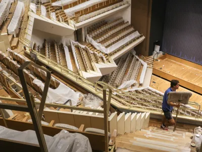 Gallusovo dvorano v Cankarjevem domu so leta 2013 temeljito prenovili, a je do danes postala prenatrpana z dogodki, ki se tam odvijajo.