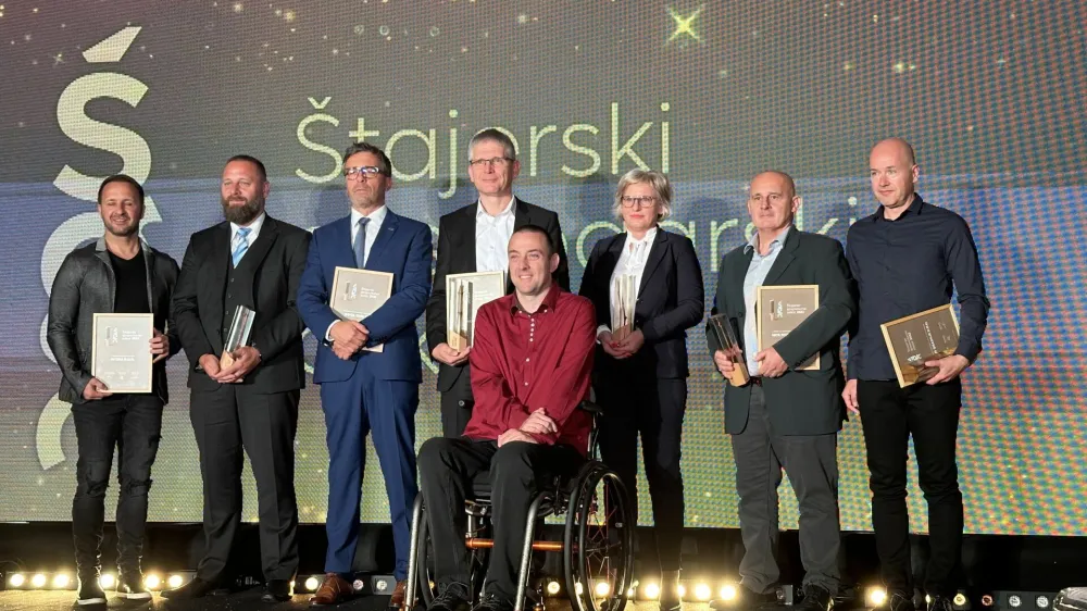 Podjetje Kronoterm se je izkazalo kot vodilno srednje veliko podjetje, ki je prepoznano po inovativnih re&scaron;itvah in visoki kakovosti storitev na področju ogrevalnih re&scaron;itev. Na sredini: direktor Bogdan Kronov&scaron;ek (Foto: Kronoterm)