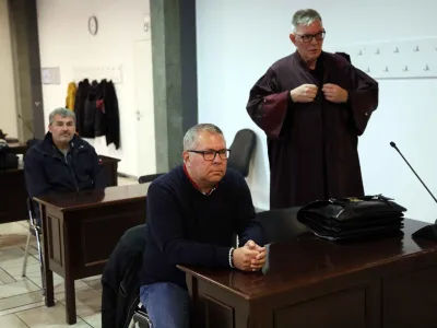 Gregor Kra&scaron;nja in odvetnik Boris Grobelnik <br><br>- 19.10.2023 - Sojenje zaradi zavarovalni&scaron;ke goljufije - sojenje skupini s prvoobtoženim Gregorjem Kra&scaron;njo, ki naj bi dlje časa s prikazovanjem lažnih avtomobilskih nesreč goljufali zavarovalnice - Zavarovalnico Triglav naj bi o&scaron;kodovali za okoli 140.000 evrov. <br>//FOTO: Tomaž Skale<br>