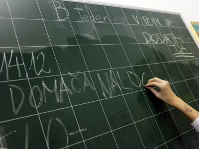 &raquo;Na tej &scaron;oli že dlje časa vlada alarmantno vzdu&scaron;je. Učitelji morajo požreti vsa nedopustna vedenja učencev, ki se jih nikoli ne sankcionira,&laquo; zatrjuje na&scaron; vir.

&nbsp;