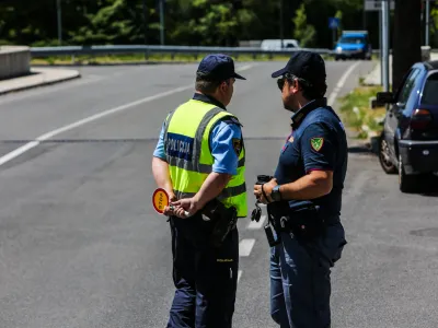 - slovensko-italijanska policijska patrulja &ndash; policija - 01.07.2019 &ndash; Sežana - nekdanji mejni prehod Lipica - Slovensko-italijansko mejo začeli nadzorovati me&scaron;ane slovensko-italijanske policijske patrulje s ciljem zaustaviti nezakonite prehode meja //FOTO: Bojan Velikonja