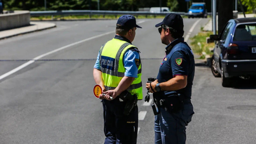 - slovensko-italijanska policijska patrulja &ndash; policija - 01.07.2019 &ndash; Sežana - nekdanji mejni prehod Lipica - Slovensko-italijansko mejo začeli nadzorovati me&scaron;ane slovensko-italijanske policijske patrulje s ciljem zaustaviti nezakonite prehode meja //FOTO: Bojan Velikonja