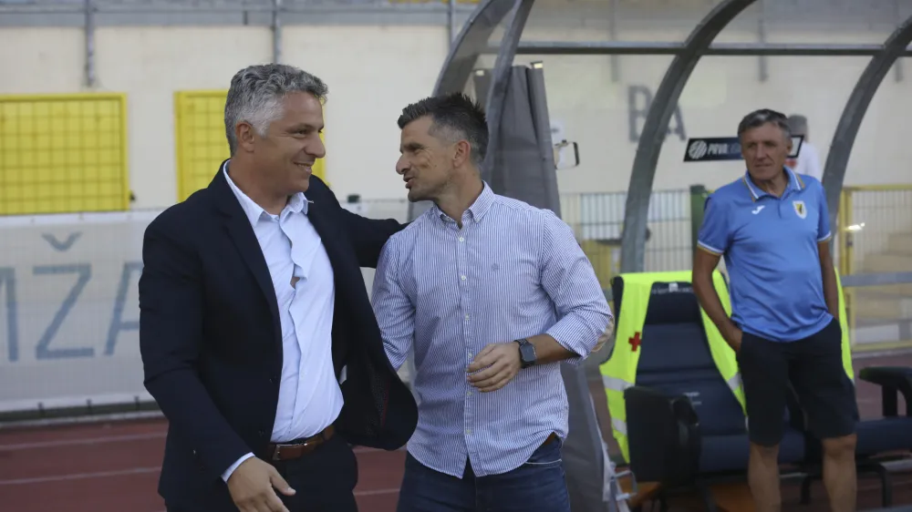 Oliver Bogatinov (levo) je v Radomljah eden izmed &scaron;tirih trenerjev v prvi ligi, ki sedijo na klopi od začetka sezone. Ljubljančan Zoran Zeljković je Koper zamenjal za Olimpijo.&nbsp;