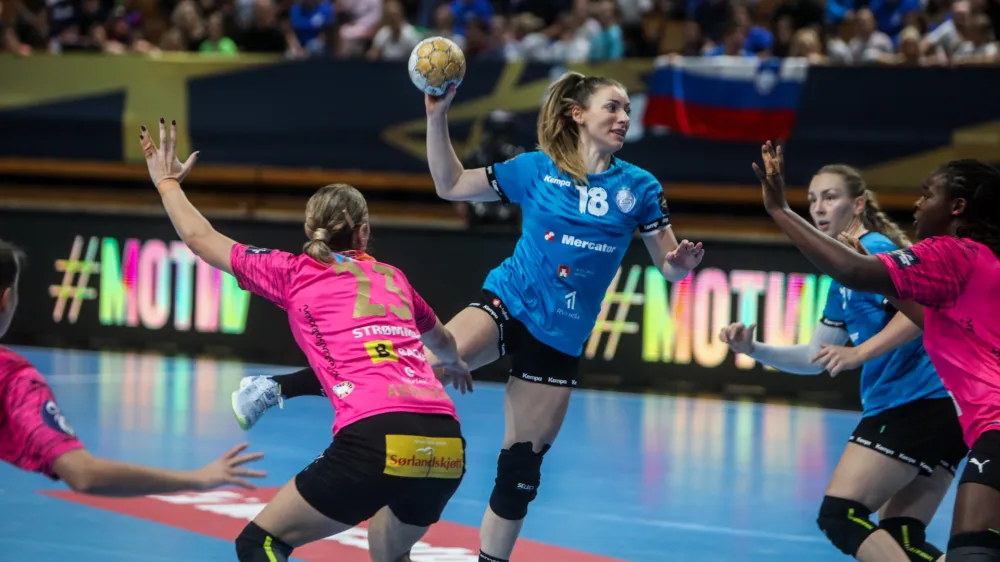 Krimova igralka Nina Zulić (z žogo) je k remiju proti trikratnim prvakinjam Evrope prispevala tri gole. Foto: Bojan Velikonja