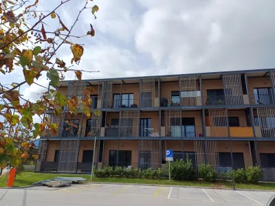 Težko pričakovana gradnja oskrbovanih stanovanj na elitni blejski lokaciji se je sprevrgla v eno največjih sramot v gorenjskem biseru.&nbsp;