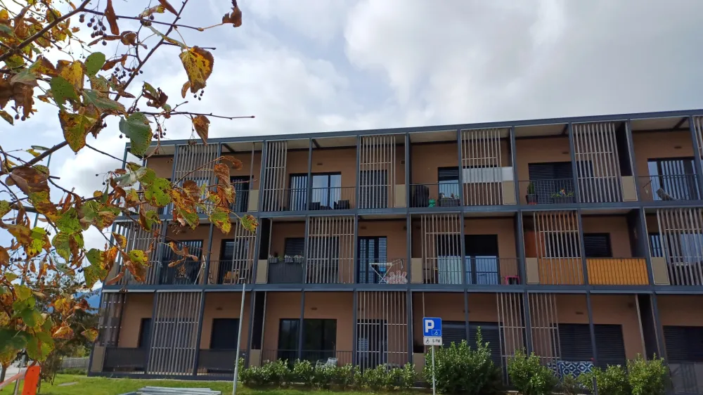 Težko pričakovana gradnja oskrbovanih stanovanj na elitni blejski lokaciji se je sprevrgla v eno največjih sramot v gorenjskem biseru.&nbsp;