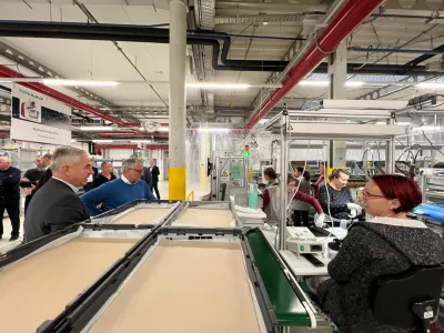 Minister za gospodarstvo, turizem in &scaron;port Matjaž Han je v soboto obiskal tudi nekaj največjih podjetij, med njimi KLS Ljubno in BSH Nazarje. Foto Vlada RS