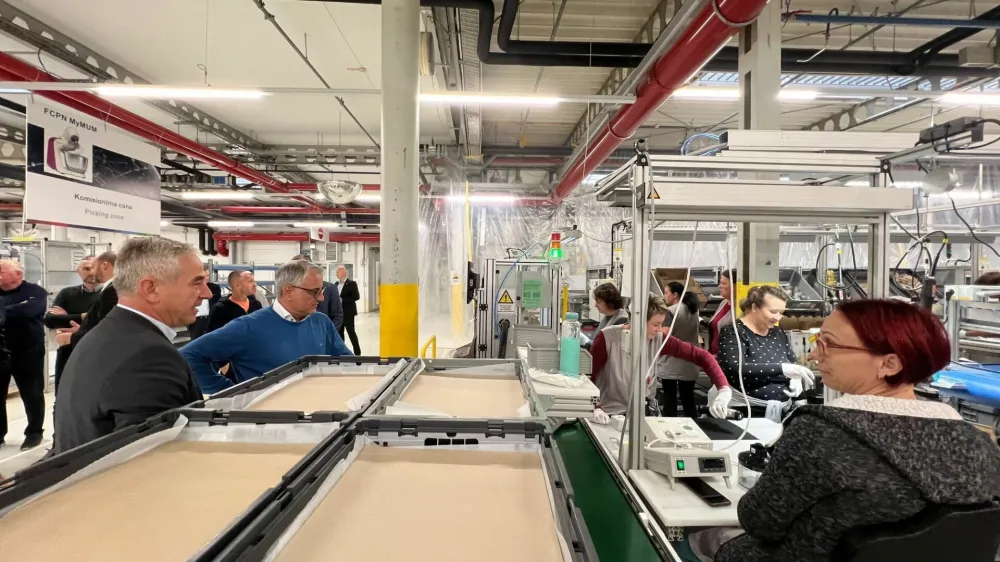 Minister za gospodarstvo, turizem in &scaron;port Matjaž Han je v soboto obiskal tudi nekaj največjih podjetij, med njimi KLS Ljubno in BSH Nazarje. Foto Vlada RS