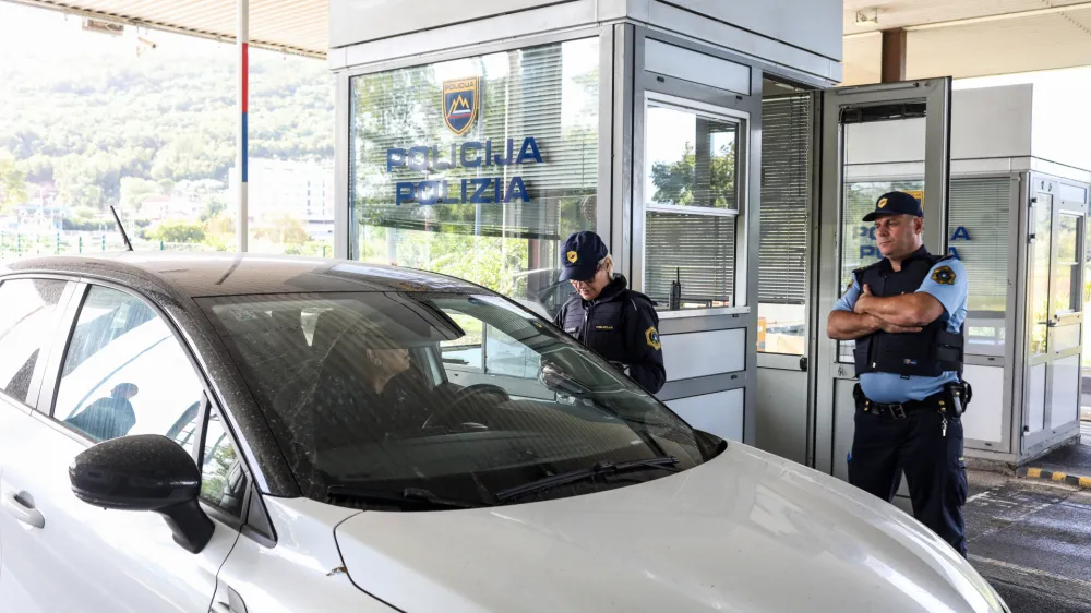 Notranji minister Bo&scaron;tjan Poklukar je za prehajanje meje s Hrva&scaron;ko določil 12 mejnih prehodov za mednarodni cestni promet in sedem mejnih prehodov za mednarodni železni&scaron;ki promet. Na fotografiji policija opravlja nadzor na mejnem prehodu Sečovlje.&nbsp;