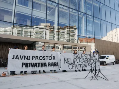 Ljubljana, Center Rog.<br>Novinarska konferenca Skupscine neuporabnic Centra Rog, na kateri so med drugim spregovorili o domnevno spornem obcinskem ravnanju pri gradnji in delitvi prostorov v Centru Rog.