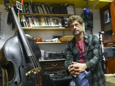 - 13.10.2023 - Tomaž Grom - glasbenik, filmar, prejemnik velike nagrade 26. Festivala slovenskega filma 2023 za najbolj&scaron;i celovečerec Ne misli, da bo kdaj mimo //FOTO: Luka Cjuha