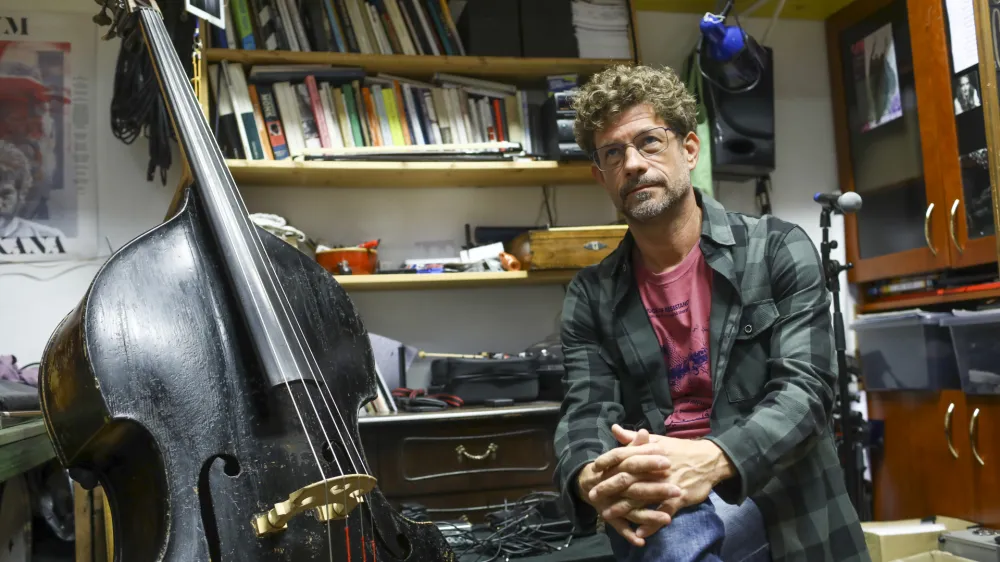 - 13.10.2023 - Tomaž Grom - glasbenik, filmar, prejemnik velike nagrade 26. Festivala slovenskega filma 2023 za najbolj&scaron;i celovečerec Ne misli, da bo kdaj mimo //FOTO: Luka Cjuha