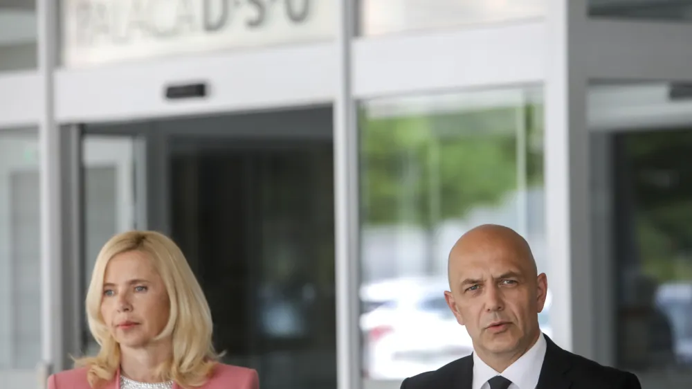 nova ministrica za notranje zadeve mag. Tatjana Bobnar, novi v.d. generlani direktor Policije mag. Bo&scaron;tjan Lindav - 02.06.2022 &ndash; Ministrstvo za notranje zadeve - Izjava za javnost nove ministrice za notranje zadeve mag. Tatjane Bobnar in novega v. d. generalnega direktorja policije mag. Bo&scaron;tjana Lindava //FOTO: Jaka Gasar