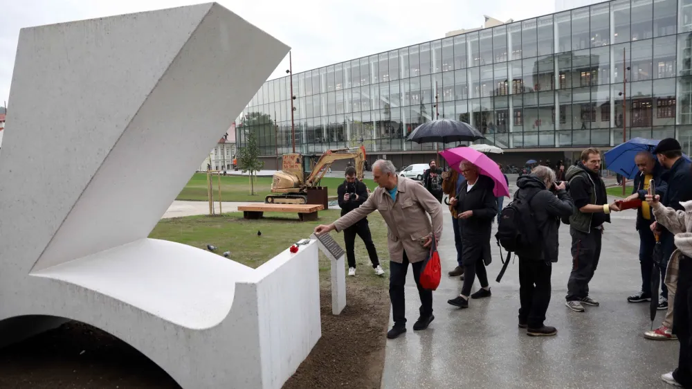 -- spomenik izbrisanim v obliki črke ć - <br><br>24.10.2023 &ndash; Center ROG &ndash; Park izbrisanih - razgrnitev obeležja izbrisanim, ki je nastal na pobudo Civilne iniciative izbrisanih aktivistov in Amnesty International Slovenija ob podpori Centra Rog;<br><br>//FOTO: Tomaž Skale<br>