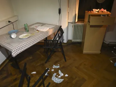 Ena od &scaron;tirih sob v Hi&scaron;i strahov obravnava nasilje, ki se dogaja med &scaron;tirimi stenami in je zato očem javnosti skrito.&nbsp;