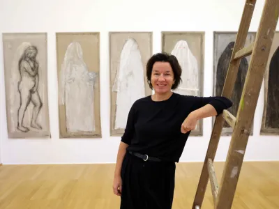 dr. Martina Vovk, kustosinja razstave Vedno na voljo in vr&scaron;ilka dolžnosti direktorice v Moderni galeriji. &nbsp;