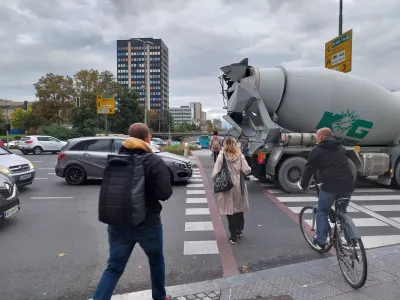 Križišče Tivoli, gneča, avtomobili prehod za pešce.