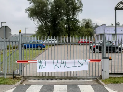 simbolična fotografija rasizem, antirasizem- 19.09.2016 - Azilni dom Vič v Ljubljani - protest beguncev zaradi slabih razmer v keterih živijo - begunci               //FOTO: Bojan Velikonja